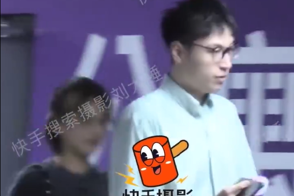 追梦防守时被科林斯削到面部 裁判没有响哨