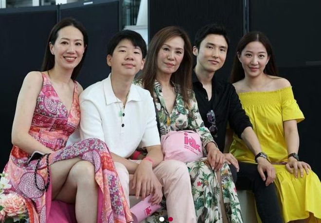 确实很像！😂鹈鹕的墨菲调戏瓦兰：凯尔西！我们夺冠了！