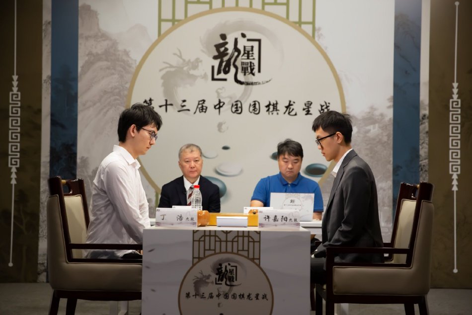 顶了个寂寞！比塞克起球传中，图拉姆头球偏出底线